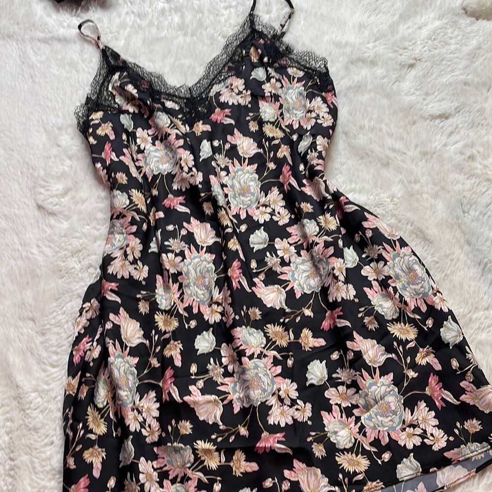 Victoria’s Secret night gown - SIZE: XS